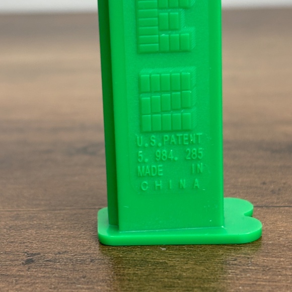 MRS CLAUS Holiday CHRISTMAS Candy PEZ Dispenser Green Red & White Feet 2006 - Picture 7 of 8